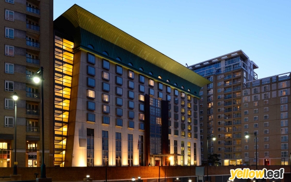 Canary Riverside Plaza Hotel