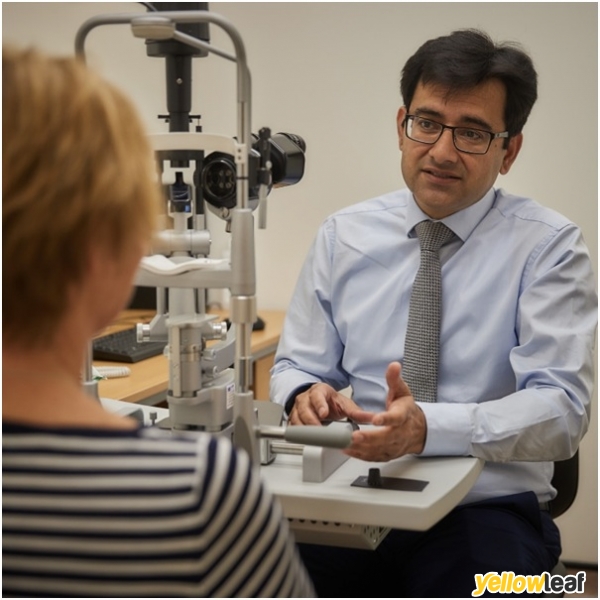 Cataract Eye Surgeon