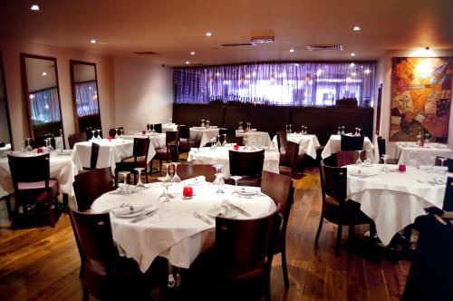 Zari Restaurant | Crawley